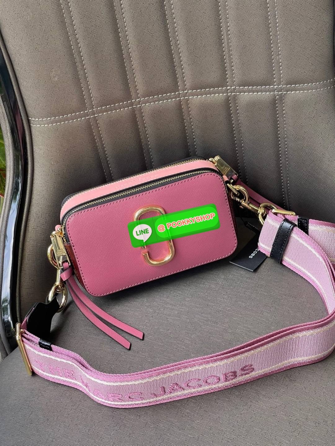 💕 Marc Jacobs Snapshot Bag กระเป๋าแบรนด์ดังจากสัญชาติอเมริกัน นับได้ว่ารุ่นนี้เป็นรุ่นทรงฮิตของ marc jacobs เลยทีเดียว โดยด้านหน้ากระเป๋าจะเป็นโลโก้แบบโลหะที่เป็นสัญลักษณ์ของแบรนด์นี้ มาพร้อมสายสะพายที่จะสะพายยังไงก็ดูโดดเด่น เพราะขนาดใหญ่ที่สกรีน