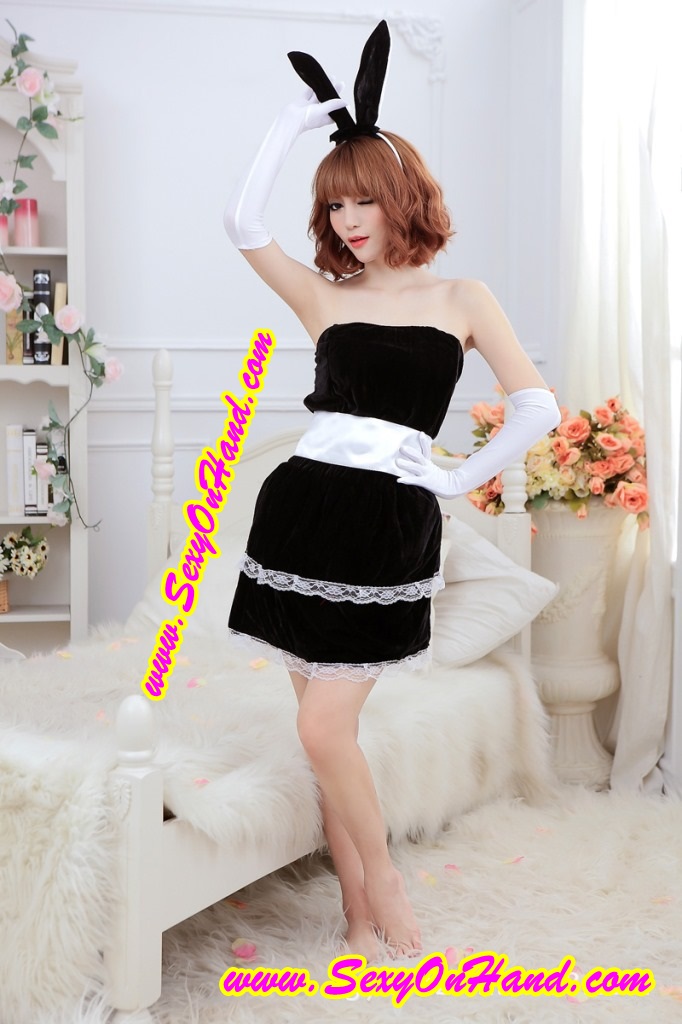ชุดแฟนซี บันนี่ กระต่าย สาวแสนซน ชุด แฟนซี คริสมาต์ส เกาะอก สีดำ แต่งขอบฟูสีขาว ชายแต่งระบาย 2ชั้น+ผ้าคาดติดโบว์ +ถุงมือขาวยาว 1คู่ +คาดผมหูกระต่าย +สายชั้นในแบบใส