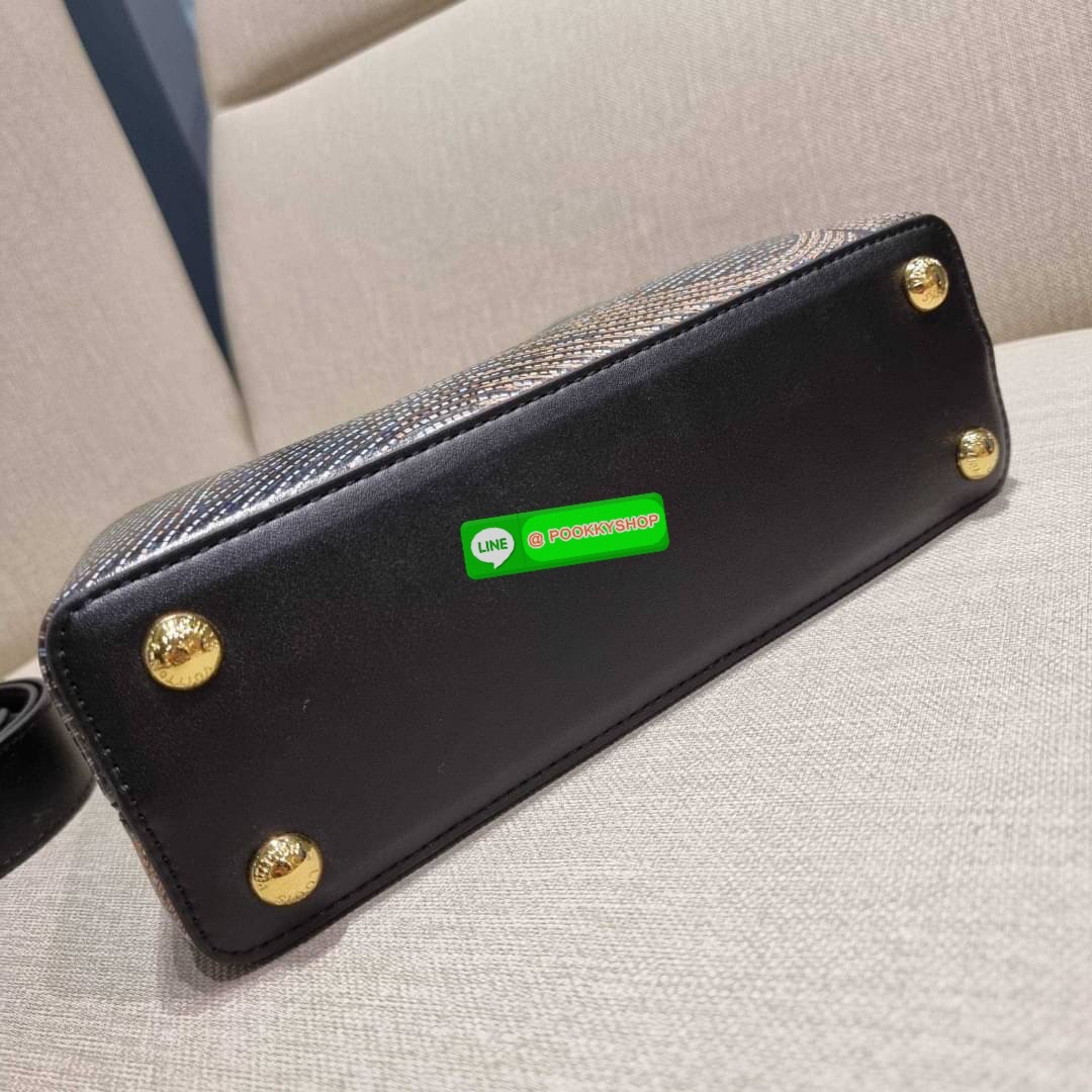 NEW IN!! LV capucines top handle วีไอพีพรีเมี่ยมกิ๊ฟจากเคาน์เตอร์ ที่สุดของความสวยในราคาเบาๆ กระเป๋าถือสุดหรู ดีไซน์ทรงคลาสสิค พร้อมลวดลายหรูหรา มาพร้อมหูจับในตัว ด้วยรูปทรงวินเทจและวัสดุหนังแท้ ขับผิว ทำให้ไอเท็มนี้สะกดทุกสายตาจริงๆ และยังมีลูกเล่นที่ฝาป