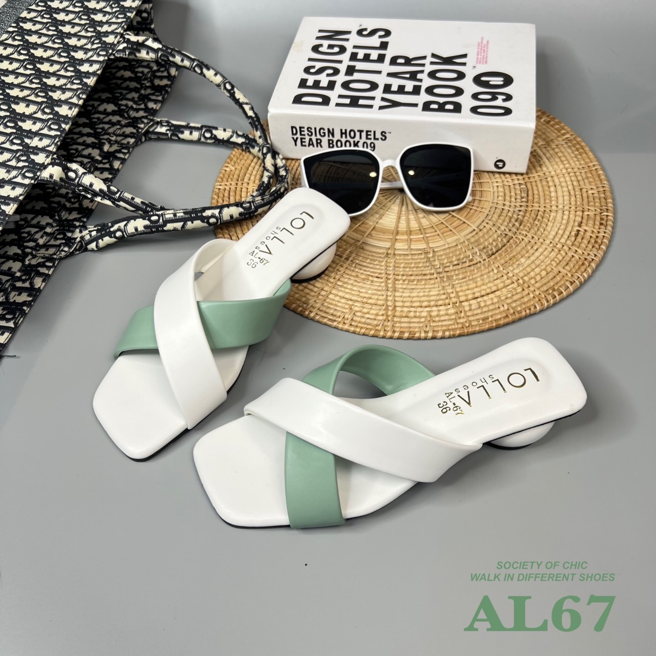 เน้นใส่สบายเดินทั้งวันแบบไม่เมื่อย ส้นมาการองสูงเพียง 1.5 นิ้ว หน้าสวมหนังนิ่ม แบบไขว้ แต่งสีทูโทน 5 สี เบาๆ ใสๆ ใส่ได้ทุกสีผิว