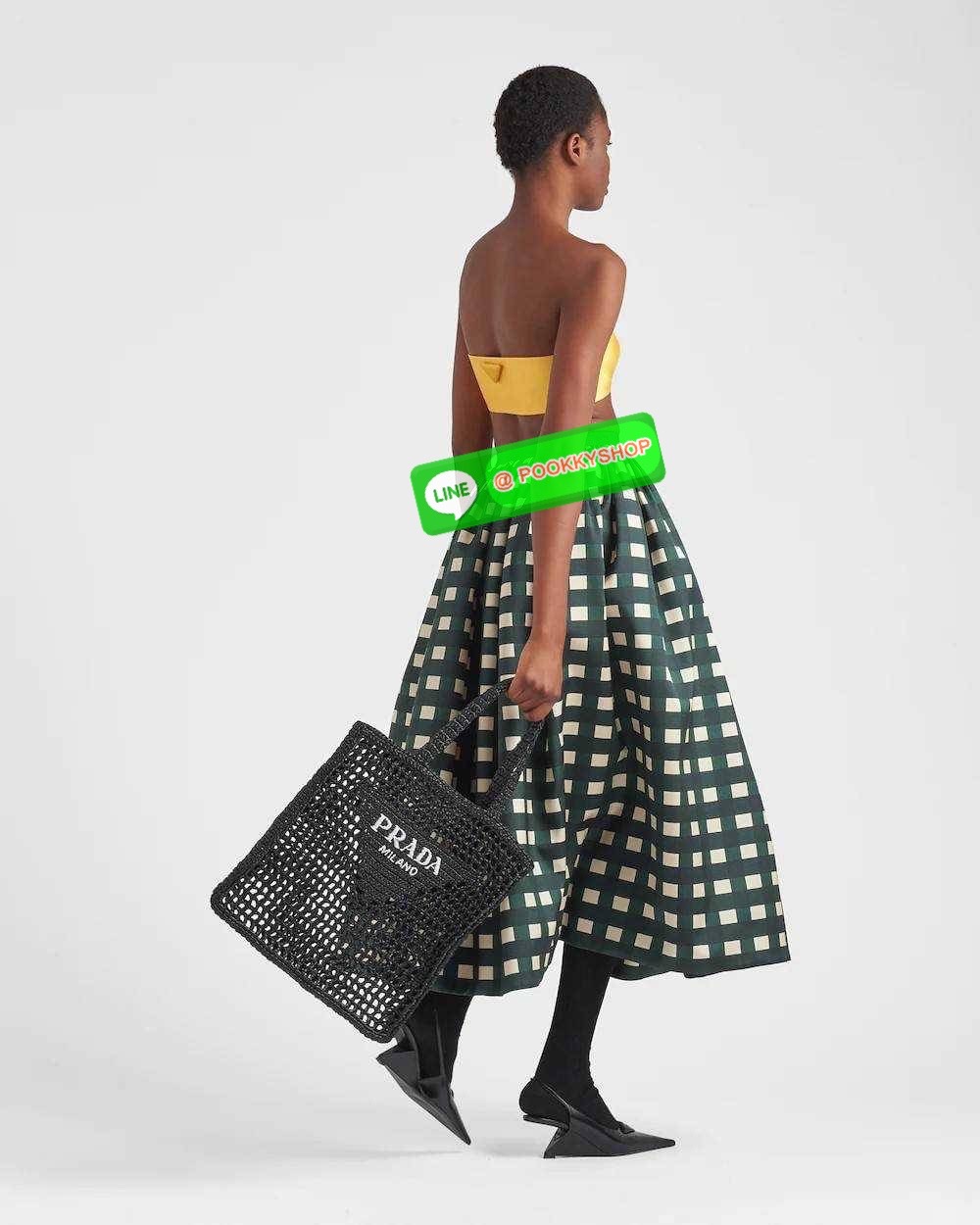 PRADA RAFFIA TOTE BAG สวยไม่ซ้ำใคร สไตล์บีช เหมาะมากกับการสะพายไปเที่ยวทะเล หรือจะใช้ในวันสบายๆก็ตอบโจทย์ กับกระเป๋าสะพายสานใบใหญ่ ตัวกระเป๋าเป็นวัสดุสังเคราห์จากธรรมชาติ สานทอเต็มใบออกมาเป็นลวดลายสวยงาม มีกระเป๋าซับในให้ สำหรับใส่ของเป็นสัดส่วน และรูดปาก