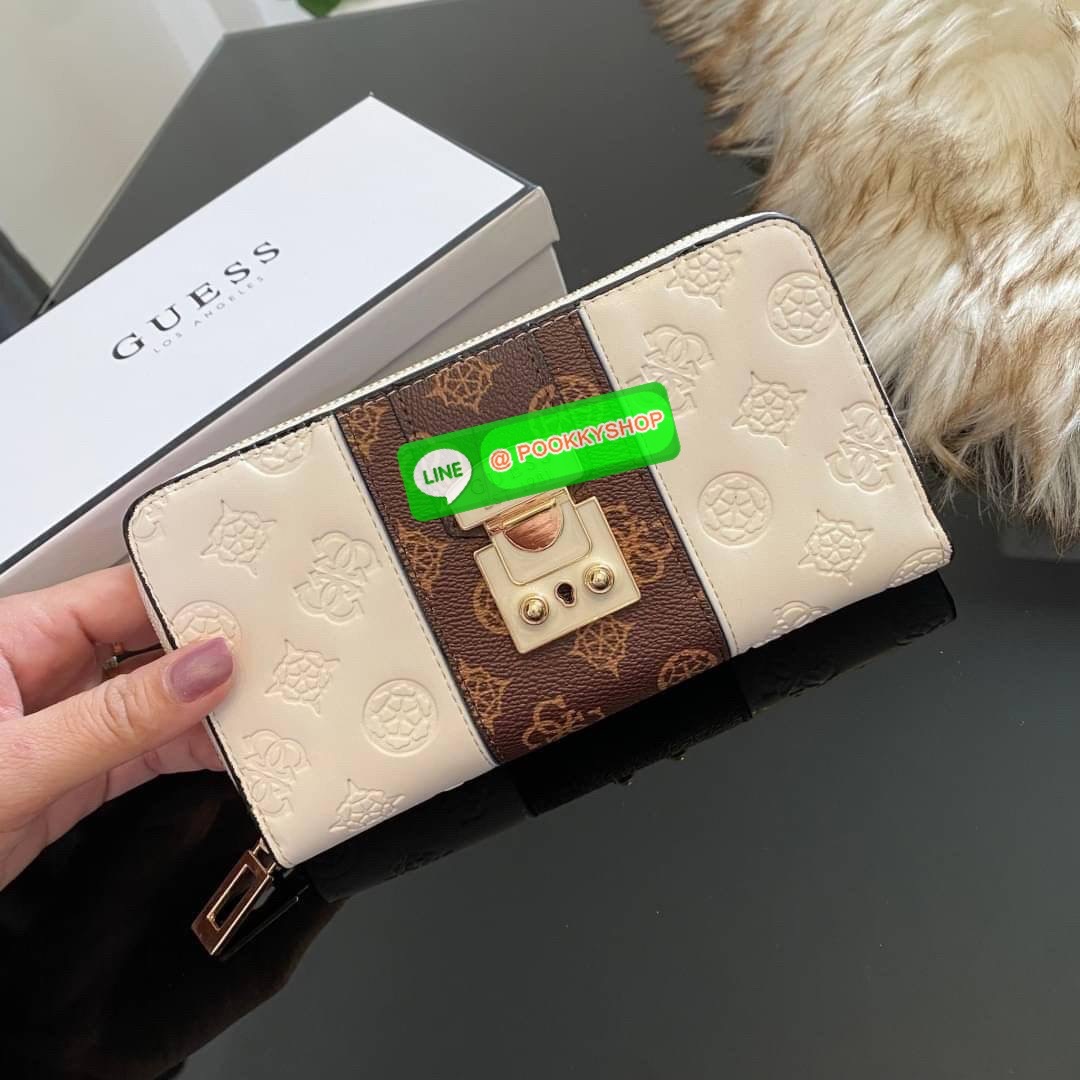 Guess Long Wallet กระเป๋าเงินใบยาวซิปรอบ ด้านหน้ามีโลโก้แบรนด์สีเข้ากระเป๋าสวยสะดุดตา รุ่นนี้มีสายคล้องมือมาให้ เพื่อใช้งานง่ายและสะดวกมากยิ่งขึ้น ด้านในมีช่องใส่ธนบัตร ช่องใส่บัตร และช่องซิปใส่เหรียญค่ะ