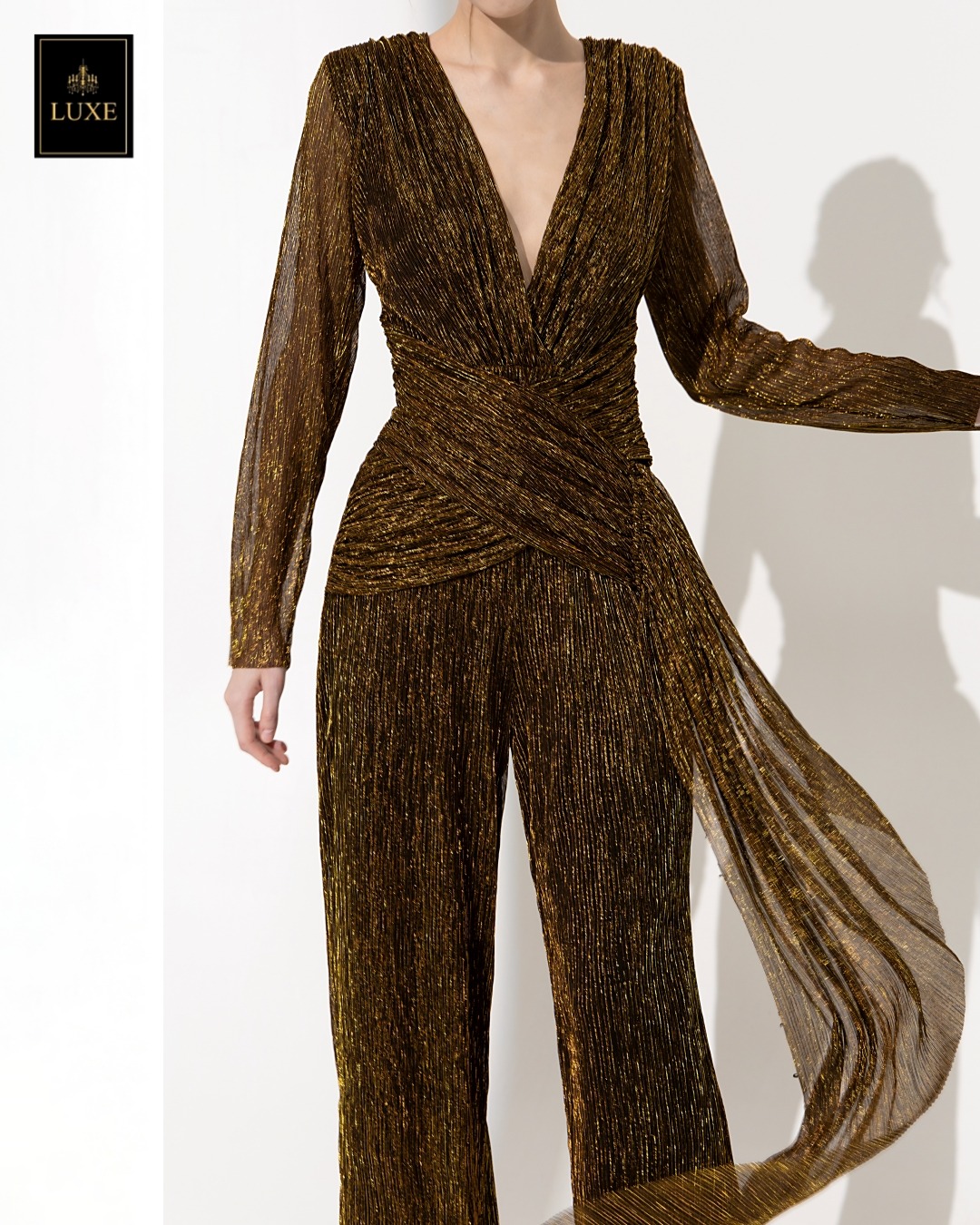 จั๊มสูทแฟชั่น จั๊มพ์สูทเสื้อคอวีป้ายแขนยาว กางเกงขากระบอกตรง