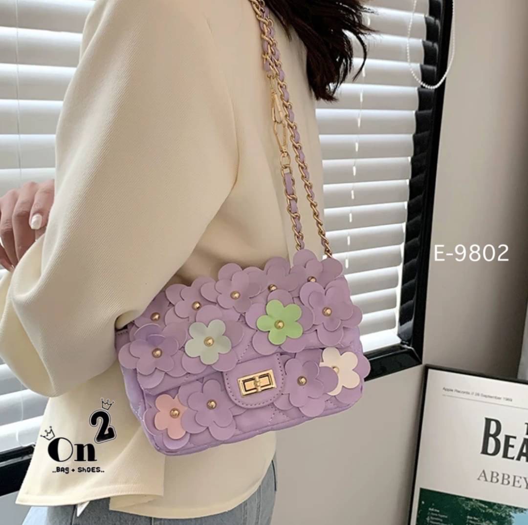 กระเป๋าสะพายชาแนล ทรงคลาสสิคเปิดหน้า แต่งดอกไม้รอบใบเพิ่มความ cute ไปอีก สายสะพายยาวครอสบอดี้ได้ค่ะ พร้อมส่ง 6 สีค่ะ