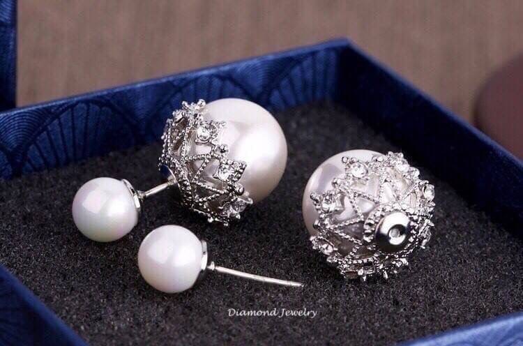 The Best Seller !!!! มาแล้ว มาแล้ว ปรบมือรัวๆเลยจ้า ให้กับต่างหูมุก APM คู่นี้เลยจ้าาา งานมุก งานจิว สวยมว้ากกกก พลาดแล้วจะเสียใจน้าพูดเลย ตกแต่งเพชร CZ แท้ งานฝัง ดีไซส์อย่างดี สุดหรู ตัวเรือนชุบ 18KGP ไม่ลอกไม่ดำ Made in Korea