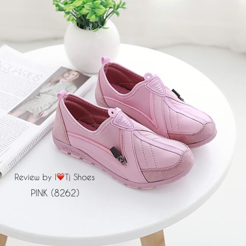 มาเพิ่มแว้วววววจร้า พร้อมส่งเลยจร้าไม่ต้องรอ!!! แบบขายดีเวอร์ มากี่รอบก็ไม่เคยพอ รองเท้าผ้าใบเพื่อสุขภาพ ใส่ง่าย ถอดง่าย ไม่ต้องนั่งผูกเชือก พื้นยางอย่างดี น้ำหนักเบา ใส่นิ้มนิ่ม เดินนุ่มสบาย ใส่ชิวๆ ดีงามฝุดๆ เป็นรุ่นแนะนำเลย ใครที่พลาดรอบที่แล้วอย่ามัวร