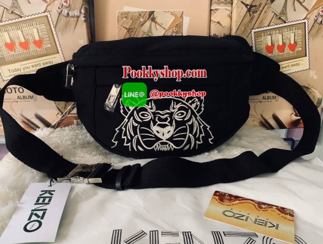 พร้อมส่ง Kenzo Icon Tiger Belt Bag ดีไซต์ที่โดดเด่น ผสมผสานกันอย่างลงตัว กระเป๋าคาดอก/คาดเอว Kenzo วัสดุ : 75% Rubber , 25% Polyester เปิดปิดด้วยซิป ด้านหน้ามี 1 ช่องชิปสำหรับเก็บของที่หยิบใช้บ่อยระหว่างวัน ด้านในโล่งกว้าง จุของได้เยอะพอควร สายสะพายปรับเล