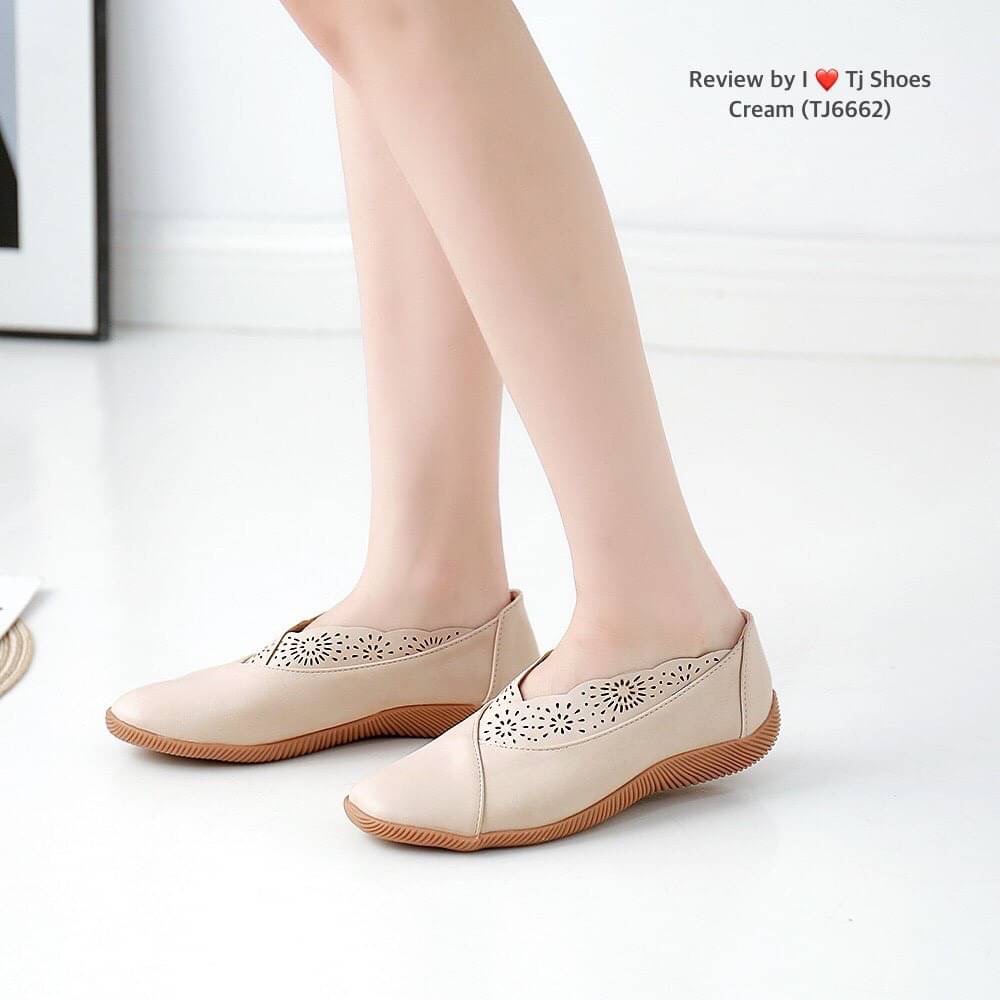 พร้อมส่งรองเท้าเพื่อสุขภาพ ที่ทั่งเกร๋ทั้งน่ารักสุดๆ รองเท้ารุ่นนี้เป็นงานสั่งทำพิเศษ หนังนิ้มนิ่ม มีรูระบายอากาศใส่แล้วเท้าไม่อับ น้ำหนักเบา ใส่นุ่มเดินทั้งวันได้สบายมากๆ ส้นยางเกรดพรีเมี่ยมอย่างดี แมทกับชุดอะไรก็เกร๋ เป็นรุ่นแนะนำ ซื้อไปรับรองไม่ผิดหวัง