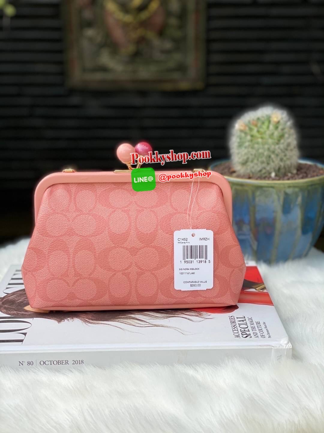 กระเป๋าสะพายข้าง COACH C1452 NORA KISSLOCK CROSSBODY IN SIGNATURE CANVAS(IMRZH) วัสดุ Signature coated canvas and smooth leather ด้านในกระเป๋ามีช่องใส่ของเอนกประสงค์ สายคล้องกระเป๋าแบบถอดได้ 22 3/4 "สำหรับสะพายไหล่หรือสะพายข้าง