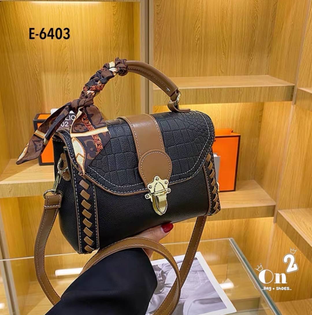 สุดปังงงไปเลยค่าา ทรงเหลี่ยม ฝาปิดลายหนังจระเข้ อะไหล่ทอง มาพร้อมสายสะพายยาว 1 เส้น สามารถถอดสาย ถือเก๋ๆได้ หรือใส่สายยาว crossbody ได้เลยค่ะ