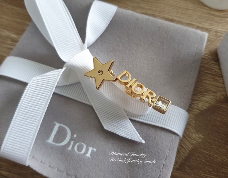 Hi-End Quality !!!! ((งาน 1:1 เกรดดีที่สุดในท้องตลาด)) Christian Dior Earring ต่างหูคริสเตียนดิออ คอลเลคชั่นใหม่ล่าสุด 2019 อะไหล่ทอง รับรองสวยวิ้งมากกกกก งานดี ตัวเรือนเงาวิ้งมากๆคะรับประกันความพอใจเลยค่ะ ตัวเรือนสีทองดูหรูมากๆค่ะ ใส่ออกมาน่าร๊ากกกก จัดเ