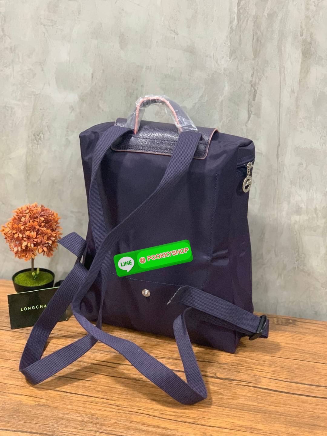 💕Longchamp LE PLIAGE Club Backpack พบกับอีกหนึ่งสไตล์ของLongchamp ที่เป็นรุ่นยอดนิยมอีกรุ่น สำหรับสาวแฟชั่นหัวทันสมัย เติมความพิเศษให้กับลุคด้วย ยังมีสีให้เลือกเยอะเรียกได้ว่าชอบสีโทนไหน ชอบแต่งตัวสไตล์ไหนก็เอาไปแมทช์กันได้เลย เป็นกระเป๋าเป้ในไม่ก