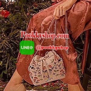 พร้อมส่ง ส่งฟรี EMS กระเป๋าสะพาย CHARLES & KEITH EMBELLISHED DRAWSTRING BAG SL2-20780488 ทรงขนมจีบ ปักลายดอกไม้ ชนชอป สิงคโปร์ 2018 สุด chic กระเป๋าผ้าผสมหนัง ปักลาย สีสันสวยงาม เปิดปิดด้วยหนังรูด อะไหล่ทองทั้งใบ สวย น่ารักกก!!! มากๆค่ะ นานๆจะผลิตออกมาวาง