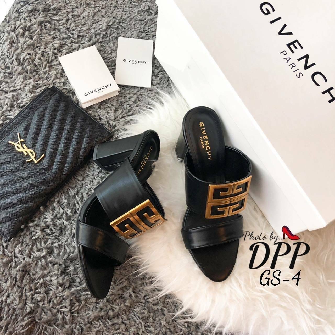 พร้อมส่ง Givenchy ตัวใหม่ ล่าสุดของปีนี้ งานชนช้อป *ปั้มแบรนด์ กล่องเรียบ * รองเท้าส้นตันสูง3นิ้ว ทรงสวม สายคาดหน้า หนังนิ่ม ตกแต่งดีไซน์ด้วยอะไหล่สีทอง งานสวยมากก ดูแพงสุดๆ มาในราคาเบาๆ บอกเลยอย่ารอช้า สั่ง โอน เลยจ้า