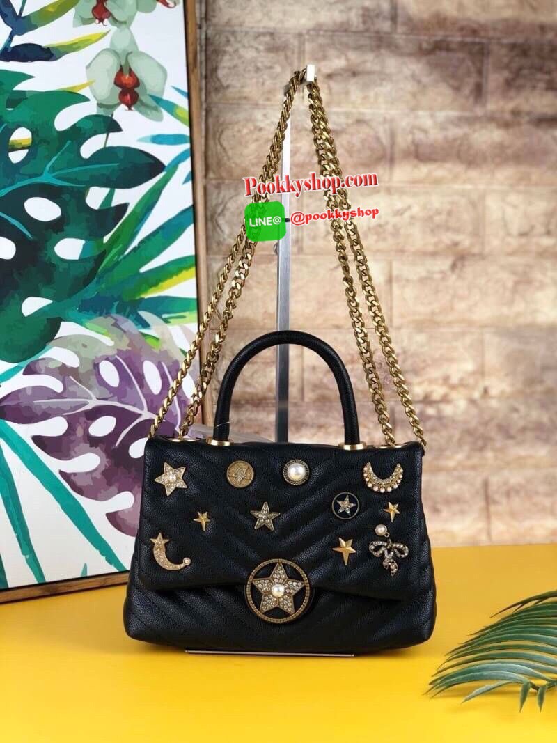 LYN ABSOLUTE DREAM กระเป๋าถือ/สะพายสายโซ่สีคลาสสิค วางอยู่ทรง มีหมุดรองฐาน 4 มุม ตัวกระเป๋าเดินด้ายลายเชฟรอนพร้อมประดับลายน่ารัก เปิดปิดด้วยกระดุมแม่เหล็ก ด้านในแบ่งเป็น 2 ช่องใหญ่ จุของพอสมควรค่ะ ใส่ iPhone plus/กระเป๋าเงินใบกลางได้เหลือๆ เลยค่ะ สายสะพาย