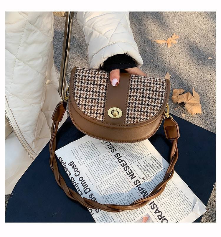 รุ่นใหม่ พร้อมส่ง!!!!!!! Shot bag สไตล์เอิร์ธโทนอีกหนึ่งรุ่น หนังคุณภาพดี ดีไซน์น่ารัก แถมสายสะพายให้2เส้น ถอดสายออกได้ทั้งคู่ เลือกใช้งานได้ตามชอบเลย