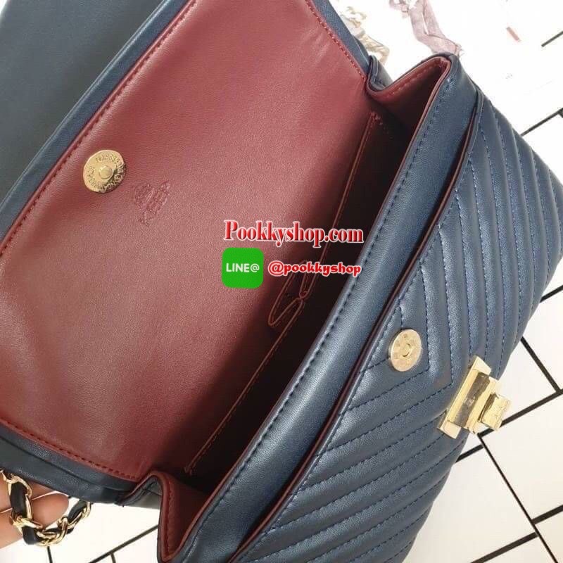 มาเพิ่มละค่า งาน Best Seller พร้อมสีใหม่สวยๆ มาให้เลือกเพิ่มอีก 2 สี !! KEEP รุ่น shoulder chevron chain handbag สวย หรู มากๆ เลยน๊า กระเป๋าอยู่ทรง หนังตัวใหม่ Microfiber สวย ทนกว่าเดิม ตัวกระเป๋าเย็บประณีต สายโซ่ปรับ สั้น ยาวได้คะ ภายในสีแดง มีช่องใส่ของ