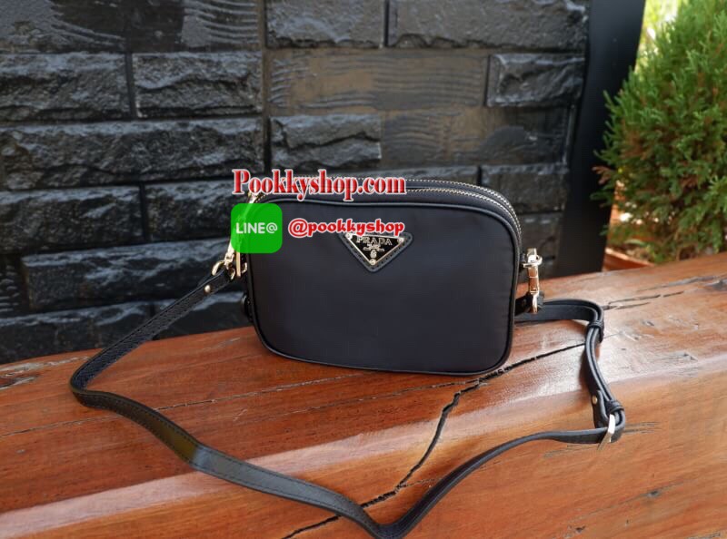 Best Seller อีกหนึ่งรุ่นค่ะ กระเป๋าอเนกประสงค์ จากแบรนด์ PRADA *พรีเมียมกิ๊ฟ** เป็นทรงสี่เหลี่ยม กระเป๋าเป็นผ้าไนล่อน ตามแบบฉบับของแบรนด์เลย ใบนี้มีสายยาว ปรับได้ 3 ระดับ สามารถสะพายเป็น shoulder bag ได้เลย ขนาดกำลังดีค่ะ มี2ซิป 2 ช่อง แยกใส่ของจุกจิ๊กได้