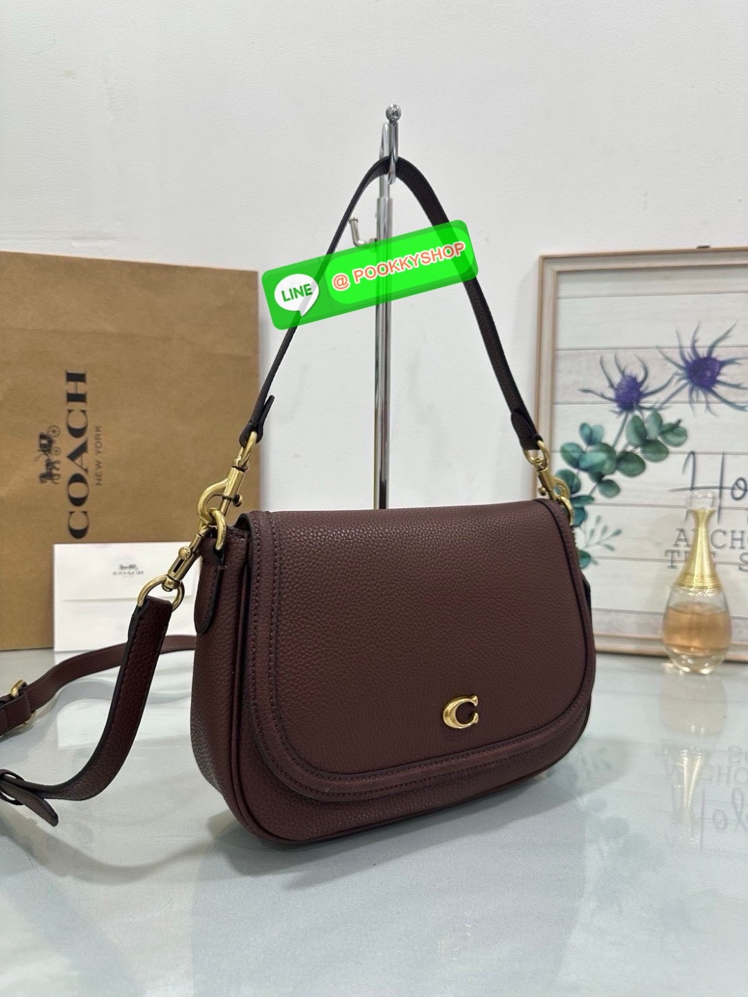 เรียบ หรู แต่ดูแพงแบบไม่ตั้งใจ Coach CU099 – Studio Shoulder Bag รุ่นฮิตสุดมินิมอล ตัว C เล็กหรูบนหนังสีคลาสิค ทรงสวยสะพายได้ทั้งถือไหล่และ crossbody ไม่ว่าจะใส่ลุคไหน… ก็เปลี่ยนเป็นลุคคุณหนูมีคลาสได้ในพริบตา