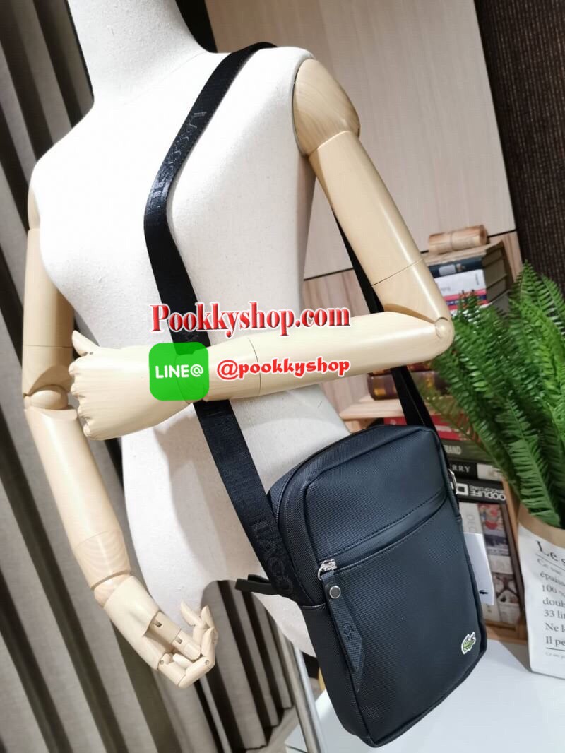 ห้ามพลาด‼️ NEW ARRIVAL! SAFFIANO SHOULDER BAG รุ่นใหม่ล่าสุดจาก Factory ดีไซน์ Unisex ใช้ได้ทั้งชายและหญิง วัสดุหนัง Saffiano เนื้อหนาอยู่ทรงสวยดูดี ด้านหน้ามีโลโก้แบรนด์ มี1ช่องใส่ของช่องหลักเปิดปิดด้วยซิปสะดวกใช้ ภายในมีช่องใส่ของและช่อง