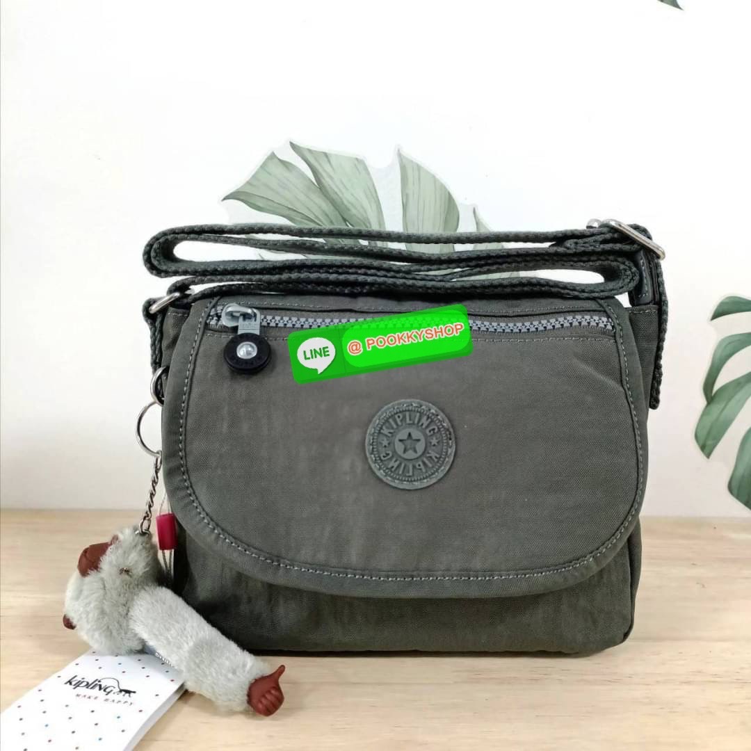 KIPLING SABIAN CROSSBODY MINI BAG กระเป๋าสะพายข้าง วัสดุ Nylon & Polyester 100% ขนาดเล็กกำลังน่ารัก เปิด-ปิดด้วยฝาปิดกระดุมแม่เหล็กและซิปแบรนด์ ด้านในทีแท็กแบรนด์