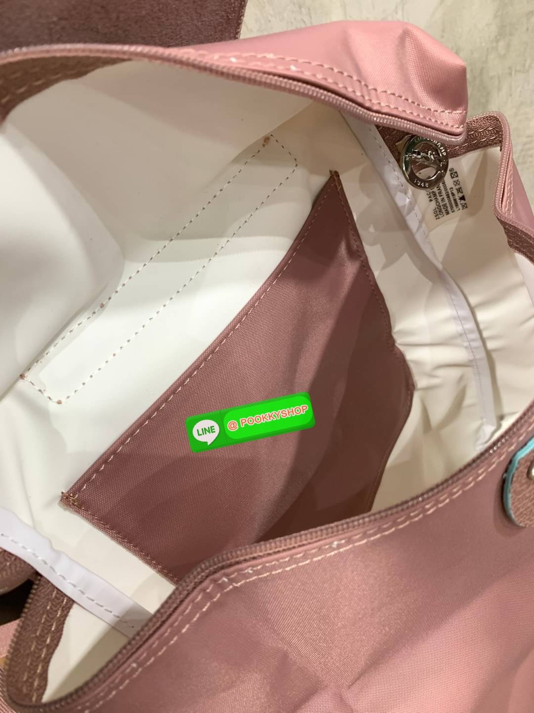 💕Longchamp LE PLIAGE Club Backpack พบกับอีกหนึ่งสไตล์ของLongchamp ที่เป็นรุ่นยอดนิยมอีกรุ่น สำหรับสาวแฟชั่นหัวทันสมัย เติมความพิเศษให้กับลุคด้วย ยังมีสีให้เลือกเยอะเรียกได้ว่าชอบสีโทนไหน ชอบแต่งตัวสไตล์ไหนก็เอาไปแมทช์กันได้เลย เป็นกระเป๋าเป้ในไม่ก