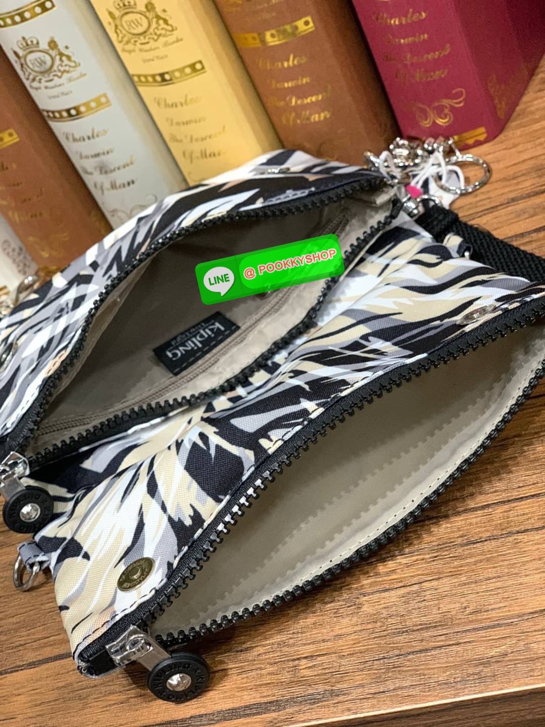 Kipling Lynne Small Crossbody Convertible Bum Bag กระเป๋าที่เป็นได้มากกว่าถือคลัชท์ ขนาดกะทัดรัด มีสะพายแยกนำมาสะพายไหล่หรือคาดอก คาดเอวก็ได้ มีสายสะพายสั้นและยาวอย่างละ1เส้น ถอดสับเปลี่ยนใช้งานได้ และยังสามารถถอดสายออก ใช้เป็นกระเป๋าคลัชได้ ใช้งานได้2ช่อ