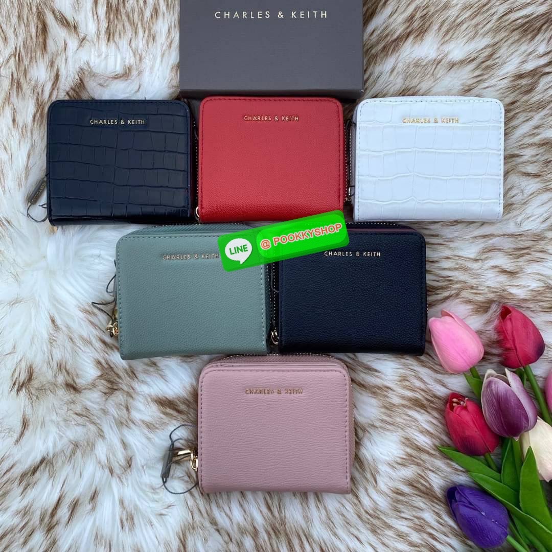CHARLES & KEITH COMPACT WALLET กระเป๋าตังใบสั้นฟังก์ชันครบ!! ด้านหน้ามีโลโก้แบรนด์ มีช่องซิปใส่เหรียญ เปิดปิดแบบกระดุม ด้านในมีช่องใส่การ์ด 16 ช่อง มีช่องใส่ธนบัตรตามยาว ไม่ต้องพับแบงค์ค่า คุ้มมากๆเลยใบนี้