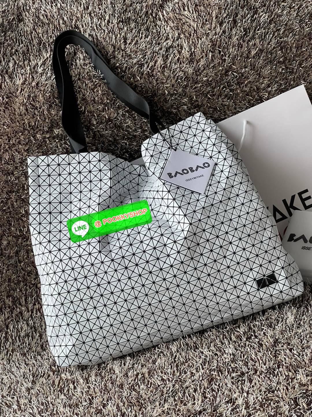 Baobao Issey Miyake Cart geometric L tote bag รูปทรงที่สร้างขึ้นโดยบังเอิญ' เสื้อผ้าที่มีโครงสร้างและได้รับการออกแบบทางวิศวกรรมอันเป็นเอกลักษณ์ของแบรนด์ ส่งต่อไปยังเครื่องประดับที่น่าประทับใจและไร้กาลเวลาเหล่านี้ กระเป๋าโท้ต Cart ประดิษฐ์ขึ้นจากการตั