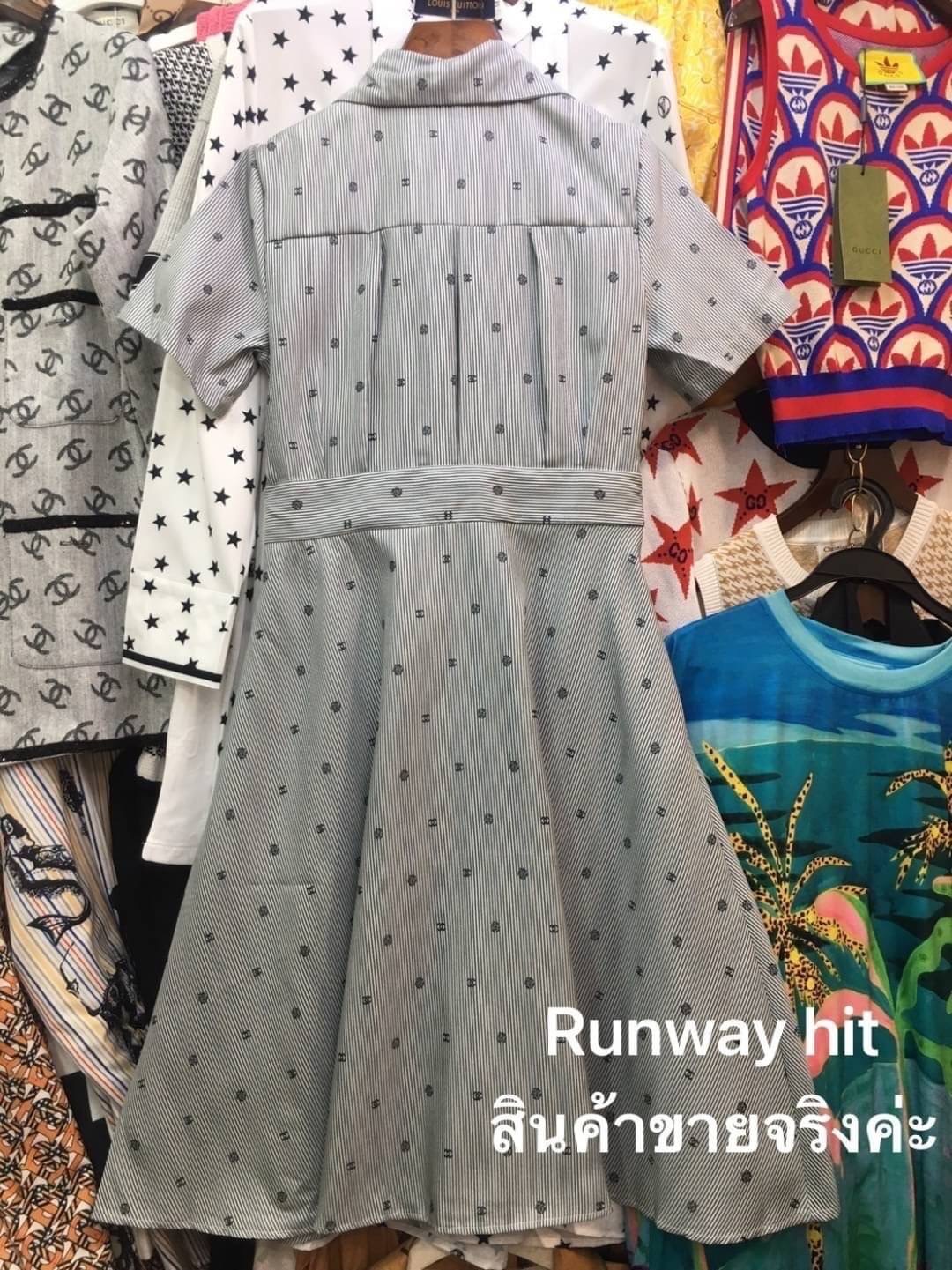 ใหม่ล่าสุด collection Chanel 2022 dress ทรงสวยผ้า jacquard ลายเส้น ปักลายlogo cc และดอก คามืเลียตามแบบฉบับ Chanel กระดุมปั๊ม เป๊ะทุกจุด ผ้าทิ้งตัวมีน้ำหนัก cutting เนี้ยบ งาน high end ห้ามพลาด