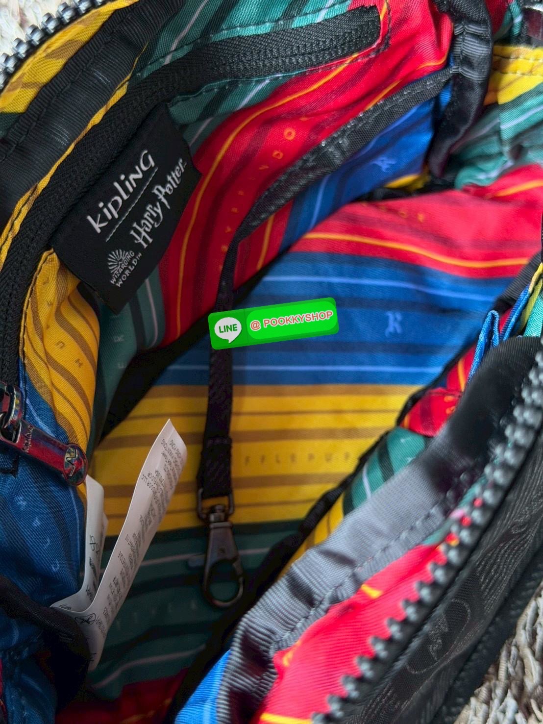 💕 Kipling X Harry porter crossbody bag ท่องโลกเวทมนตร์ไปกับไอเทมกระเป๋าของ Kipling กับคอลเลคชั่นใหม่ Kipling x Harry Potter ไอเทมเวทมนตร์และลวดลายที่เป็นเอกลักษณ์เฉพาะตัว คอลเลกชั่นนี้โดดเด่นด้วยผ้าไนลอนเอกลักษณ์ของ Kipling สีดำ Magical Black ที่อ