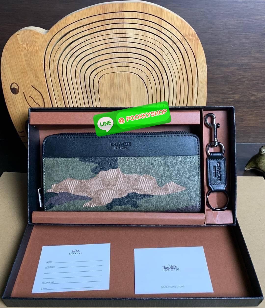 COACH ACCORDION ZIP WALLET IN SIGNATURE CANVAS กระเป๋าสตางค์ใบยาว ซิปรอบ ใช้งานง่าย ด้วยฟังชั่น ด้านใน ใส่บัตรได้จุใจ มีช่องซิปใส่เหรียญตรงกลาง โดนใจหลายๆคนไปเรียบร้อยและคลาสสิค เรียบหรูดูแพงตลอดกาล ยกให้รุ่นนี้เลย