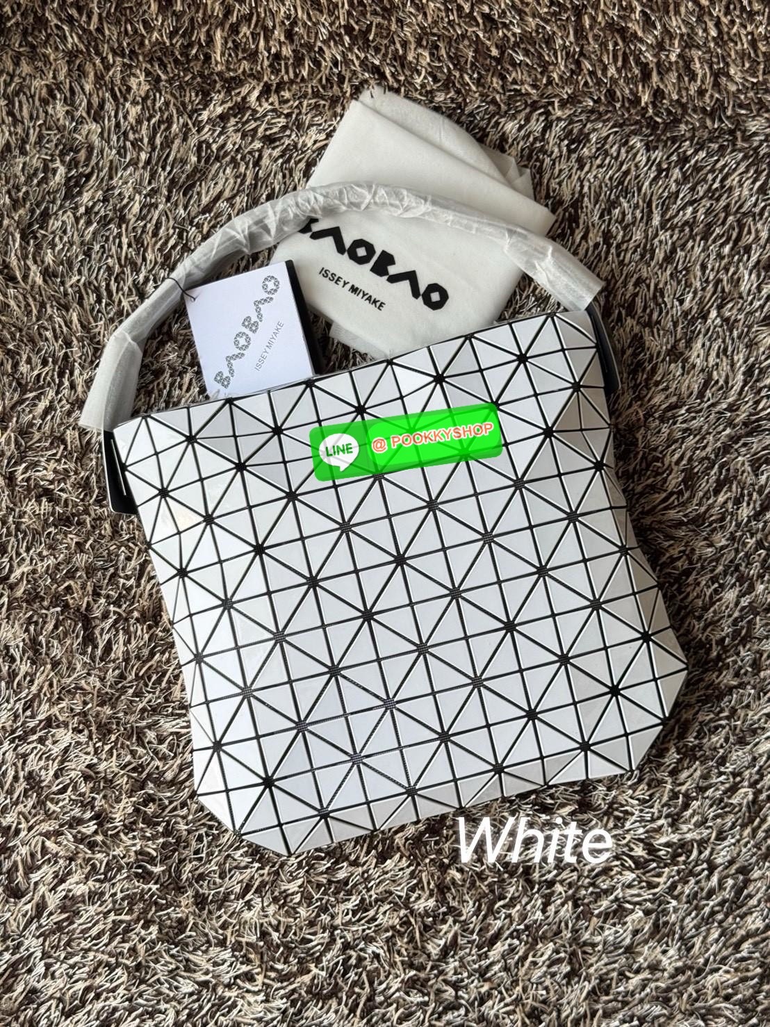 Baobao Issey Miyake Large Baguette เป็นกระเป๋าที่ดูมีมิติและสวยงามด้วยรูปทรงของมัน ซึ่งหูกระเป๋าจะมีความกว้างขึ้นไหล่ได้ได้แบบสบายๆ ใส่ของได้เยอะ ปากกระเป๋ามีช่องซิป ด้านในมีช่องใส่ของเพิ่ม สะดวกสบายพกพาไปได้ทุกที่ รูปทรงกนฃระเป๋าทำให้ดูเรียบง่ายยิ่งขึ้น