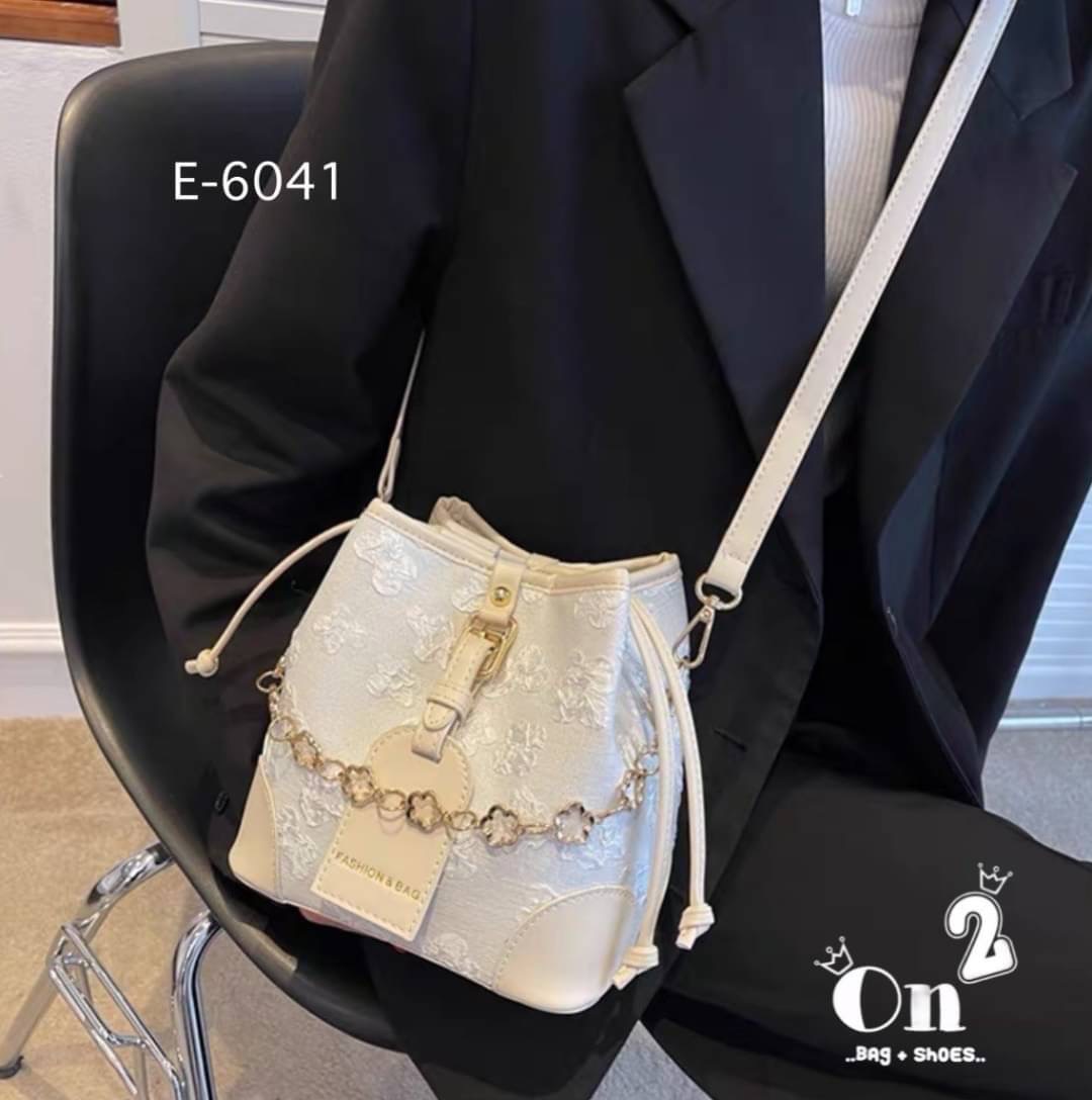 กระเป๋าสะพายทรงขนมจีบ ลายดอกไม้ เปิด-ปิดแบบหูรูด ทรงสุดฮิต มาพร้อมสายสะพาย 2 สาย มาใหม่ 2 สีจ้า