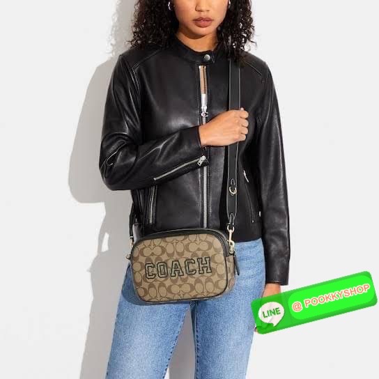 Coach Jamie Camera Bag In Signature Canvas With Varsity Motif (coach ce599) กระเป๋าสะพายข้าง ดีไซน์ยอดฮิตตลอด ไม่ตกเทรน วัสดุหนังแคนวาสตัดหนังแท้ เปิดปิดด้วยซิป ภายในช่องโล่งกว้างมีช่องแยกอเนกประสงค์สามารถใส่โทรศัพท์มือถือได้ทุกรุ่น สามารถใส่กระเป๋าสตางค์