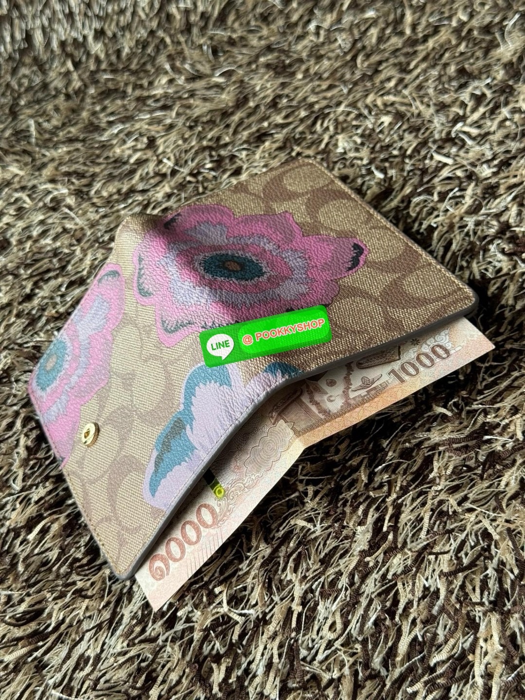 COACH MEDIUM CORNER ZIP WALLET IN SIGNATURE CANVAS กระเป๋าสตางค์ขนาดกลางที่ถือว่าเป็นไอเทม Must Have ของทุกเพศทุกวัยที่ต้องพกติดตัวไว้ตลอดเวลา เพราะนอกจากจะช่วยจัดเก็บเงิน บัตรประชาชน บัตรเครดิตและต่าง ๆ ให้เป็นระเบียบเรียบร้อยยังต้องคำนึงถึงประโยชน์ใช้สอ