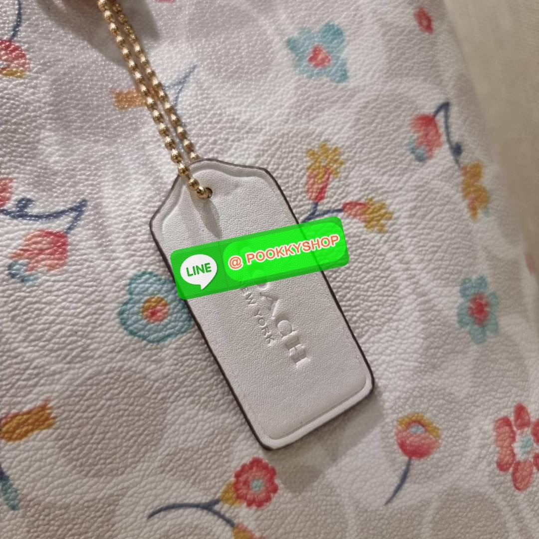 COACH C8612 MOLLIE TOTE IN SIGNATURE CANVAS WITH MYSTICAL FLORAL PRINT กระเป๋าทรงโท้ท ใบใหญ่จุใจ สวยคุ้มค่าดีไซน์ใหม่ น่าใช้ที่สุด วัสดุหนังแคนวาส หูสะพายในตัว ปรับได้อีกเล็กน้อย ภายในโล่งกว้างมาก มีช่องซิปแยกให้ ใบนี้สามารถใส่เสิ้อผ้าไปเที่ยวแบบ short va