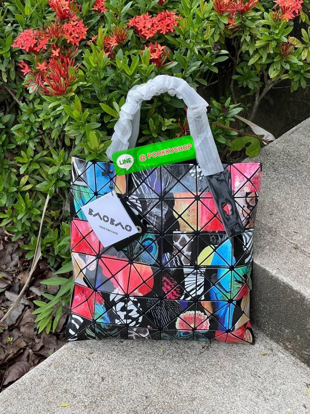 Baobao Issey Miyake Creature Geo Flat Tote Bag คอลเลคชั่นใหม่ล่าสุด ที่ผสมผสานแพทเทิร์นลวดลายใหม่อันน่าสนใจเอาไว้ เป็นซีรีส์ที่ถ่ายทอดถึงความงดงามของรูปทรงที่เคลื่อนไหวอย่างอิสระ ซึ่งถูกรังสรรค์ขึ้นตามห้วงอารมณ์อย่างไม่มีรูปแบบ ตำแหน่งการจัดวางแพทเทิร์นขอ