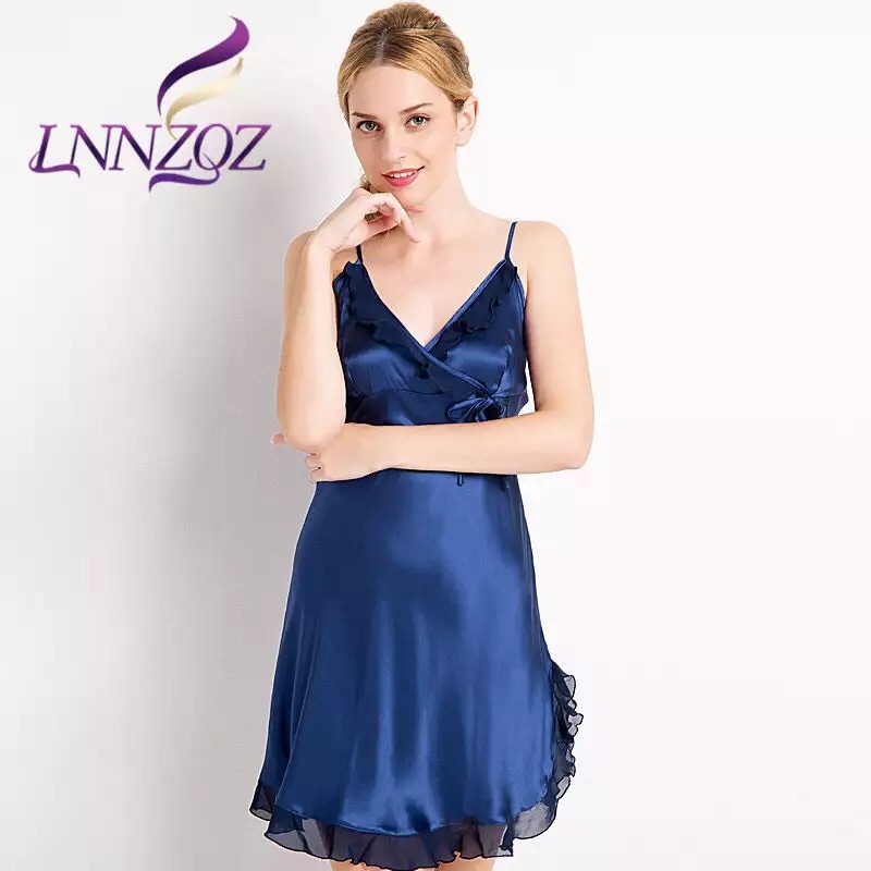 ชุดนอนผ้าไหม สีชมพูอ่อน เนื้อผ้าหรู แต่งระบายช่วงอก