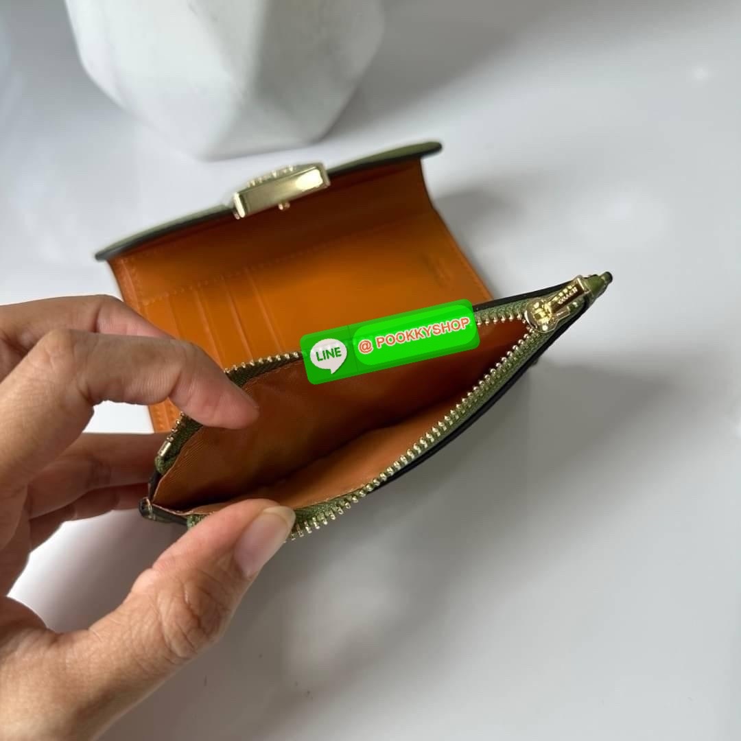 Coach Medium Grace Wallet (Cl421) 🔖กระเป๋าสุดหรูใบกลาง ขนาดกำลังดีกระทัดรัด 🔖วัสดุ : pebble leather 🔖ภายในมีช่องใบบัตรเครดิต 6 ช่อง มีช่องใส่เหรียญแยก สามารถใส่ธนบัตรแบงค์พันได้คะ