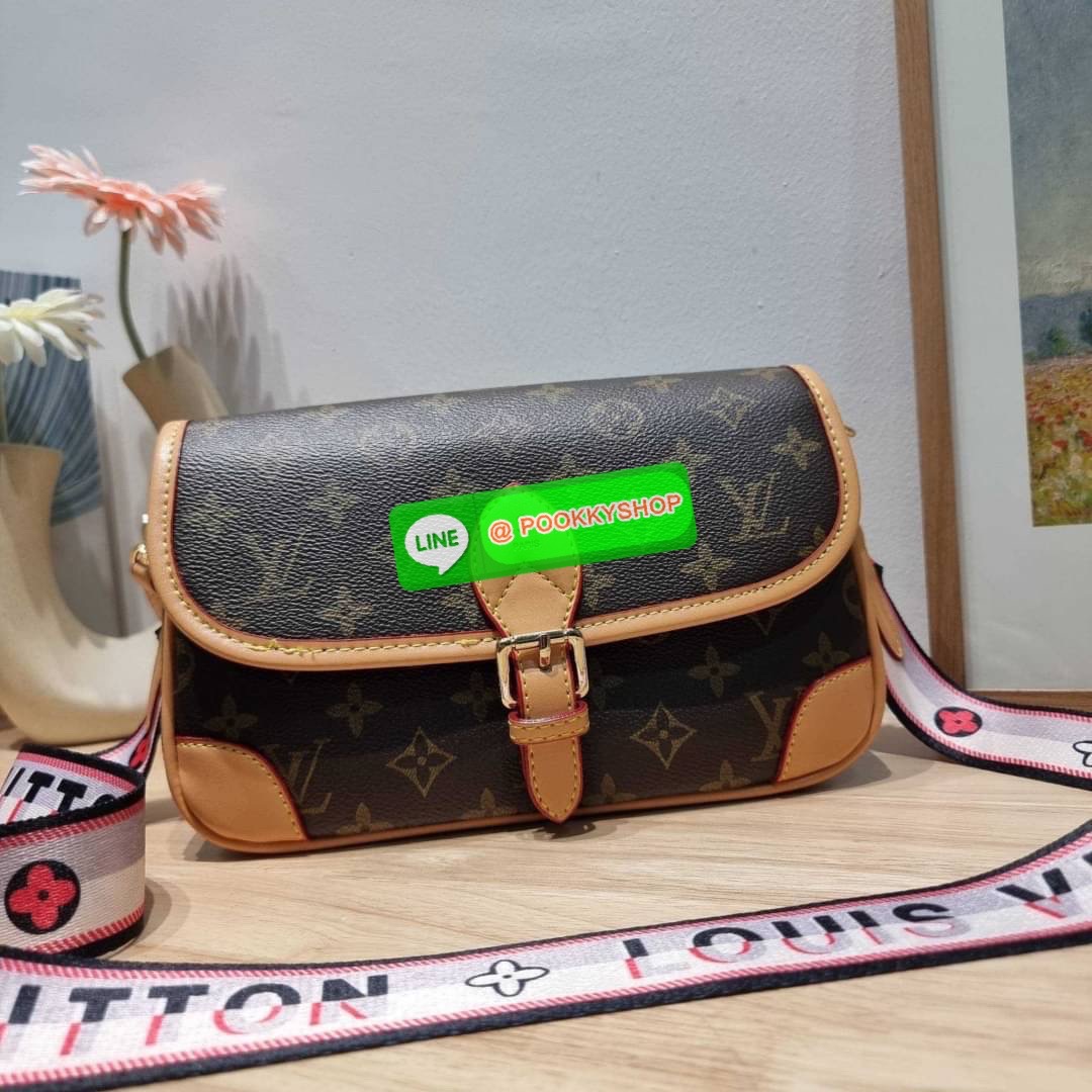 LV DIANE BAG 🔆 Details กระเป๋ามัลติฟังก์ชั่นสุดคุ้มจากเคาน์เตอร์ dutyfree ที่ดีไซน์ออกมาน่ารักน่าใช้มากๆ มีสายมาให้ถึง 2 แบบ สายหนังคล้องไหล่ได้ และสายสปอร์ตครอสบอดี้ได้ ปรับเปลี่ยนใช้ตามลุคแต่ละวันได้เลย