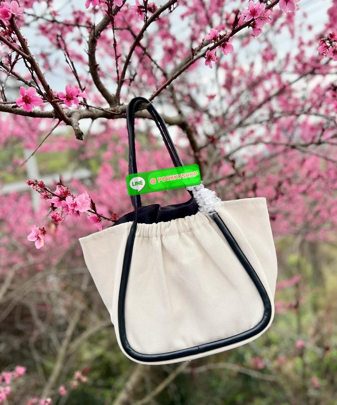 MERGE A DAY MEDIUM BAG 🔖พร้อมส่ง! กระเป๋าหิ้วหรือคล้องไหล่ ทรงสวย วัสดุผ้าทอเทคนิค Flyknit อย่างดี แต่มีน้ำหนักเบา หูหิ้วแบบหนังมีความแข็งแรงในการใช้งานค่ะ ภายในโล่งกว้าง ใส่สัมภาระได้เยอะค่ะ