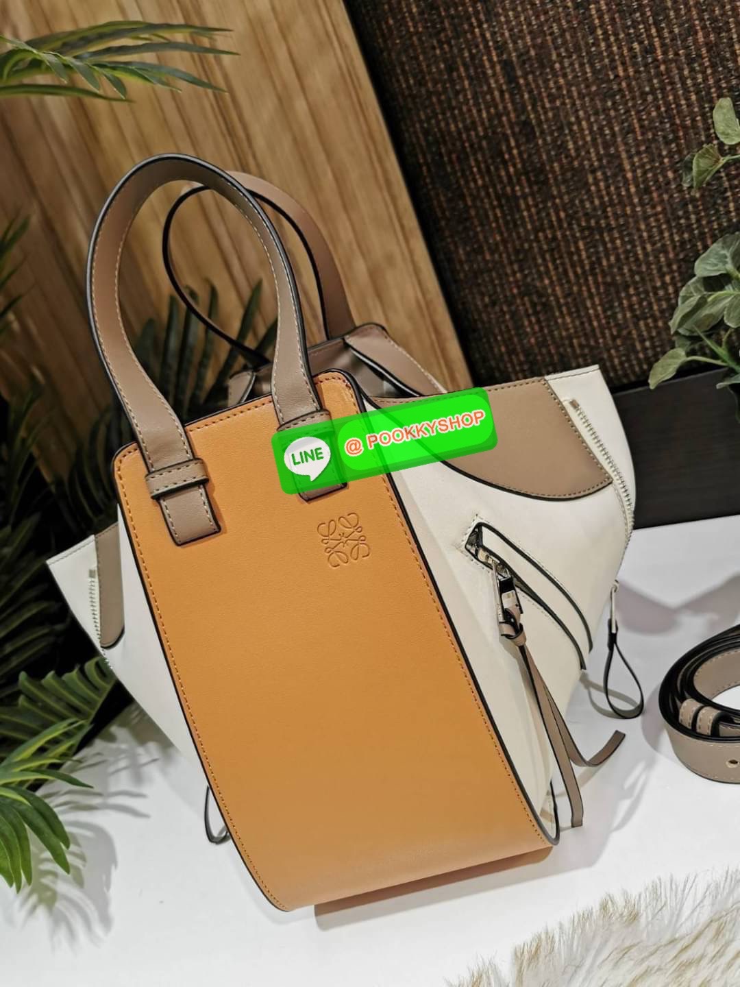 ✴️ห้ามพลาด!✴️LOEWE HANDLE & SHOULDER BAG VIP GIFT WITH PURCHASE (GWP) กระเป๋าถือหรือสะพายหนังแท้พรีเมี่ยมกิ๊ฟ Limited จาก LOEWE PERFUME DUTYFREE รุ่น Rare items สุดๆวัสดุหนังแท้ Calfskin หนังสวยดีไซน์มีเอกลักษณ์ ใบใหญ่กำลังดี น้ำหนักเบา ด้าน