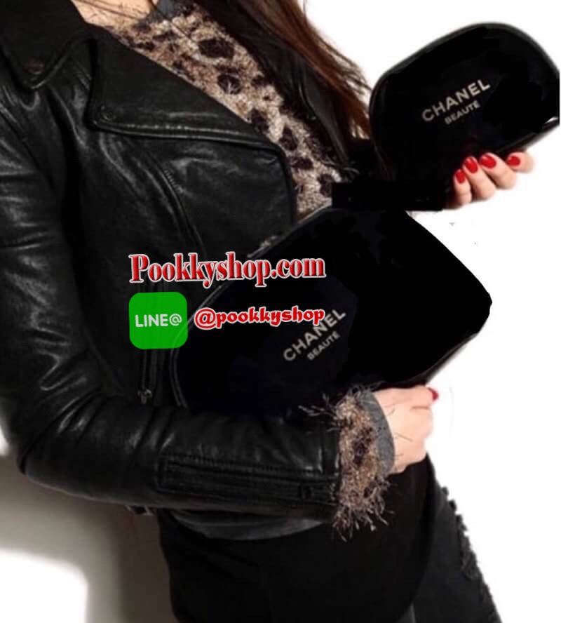 Must Have! Chanel Snowflake Cosmetic Pouch VIP Gift SIZE (L) กระเป๋าอเนกประสงค์พรีเมี่ยมเเท้จาก Chanel Cosmetic Counter วัสดุ PVC เนื้อหนากันน้ำซับในสีดำสกรีนโลโก้แบรนด์สวยหรู ด้านหน้าสกรีน Chanel โดดเด่นที่หัวซิปเป็นคอลเลคชั่น Snowflake zipper สีทองหรูสา