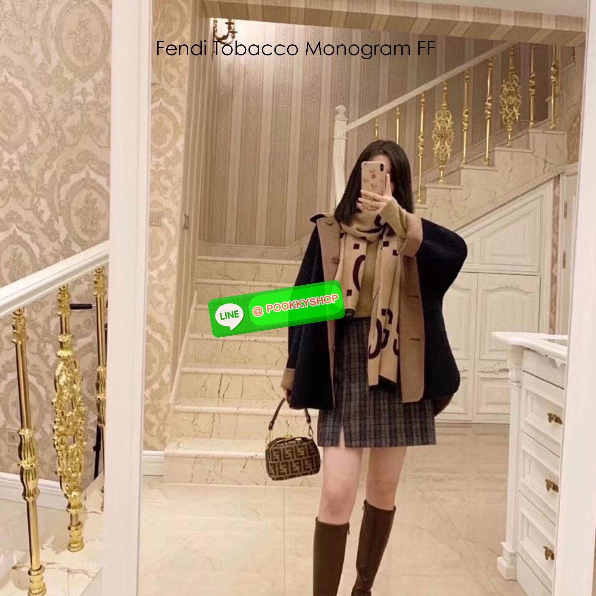 FENDI Mini Tobacco Monogram FF Logo Zucca Bag กระเป๋าสะพายไซส์มินิน่ารัก แมทชุดง่าย รุ่นสุดปัง แรงเกินต้านสุดๆ รูปทรงเป็นเอกลักษณ์ ดีเทลน่ารักด้วยตัวล็อคเปิดปิดคาดบนตัวกระเป๋า ทำให้ใบนี้ดูไม่น่าเบื่อเลย มีสายสั้น+สายสะพายไหล่ ปรับสายได้ ภายในเป็นช่องโล่ง