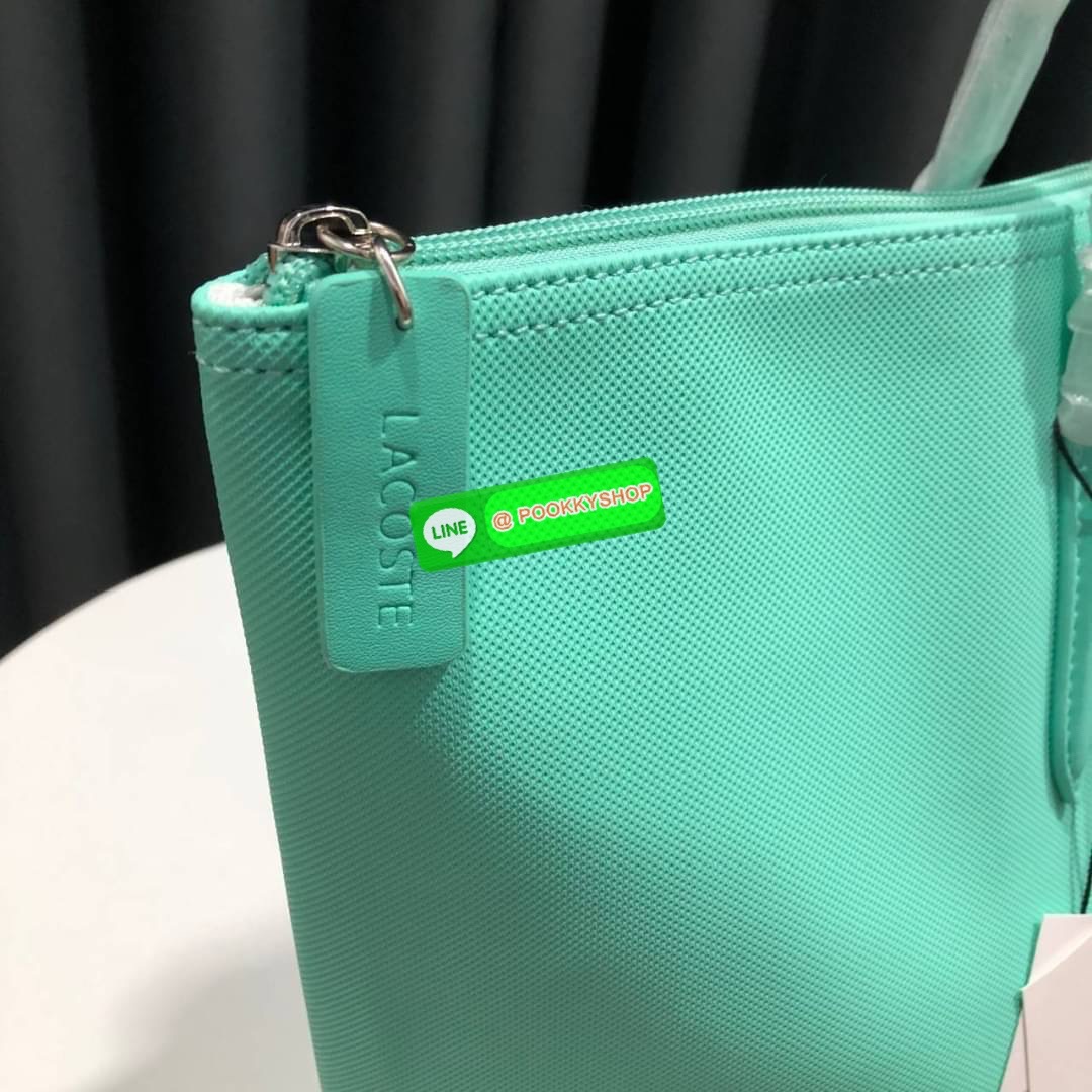 ลาคอส Classic Tote Bag กระเป๋าสะพายทรงช้อปปิ้งหลากสีรุ่นยอดนิยมด้านหน้าประดับโลโก้จระเข้สัญลักษณ์แบรนด์ ภายในกว้างจุได้เยอะ เปิดปิดด้วยซิปสะดวกใช้ มี1 ช่องซิปเล็ก หัวซิปปั้มเเบรนด์ วัสดุกันน้ำ ขนาดกำลังดี ใส่หนังสือ เอกสารA4 ของใช้ได้เยอะ สวยทุกสีค่ะ