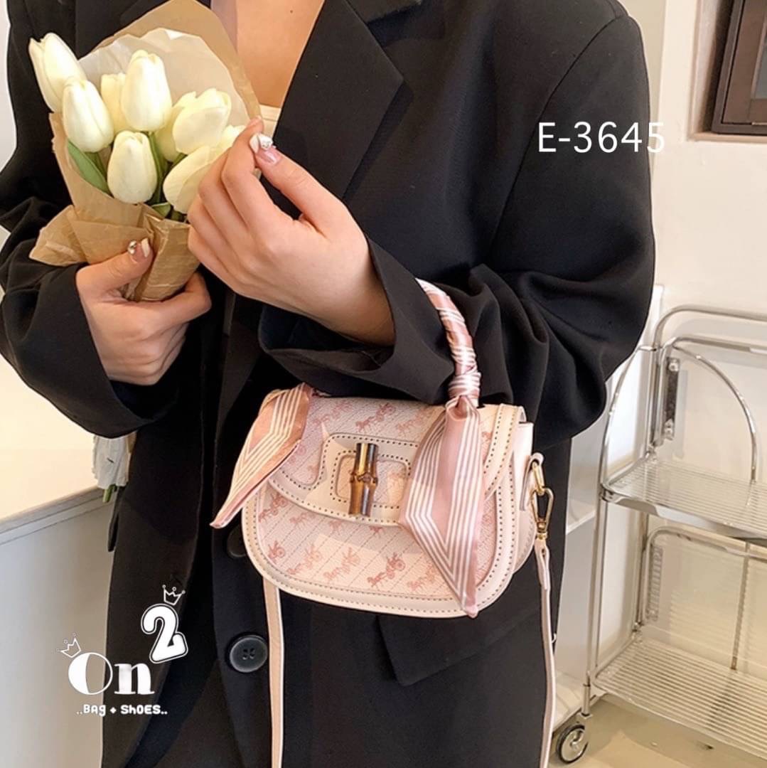 กระเป๋าสะพายปักลายรถม้าสไตล์แบรนด์coach งานสวยสีพาสเทลแถมผ้าพันกระเป๋าสีเดี่ยวกัน1ผื่น