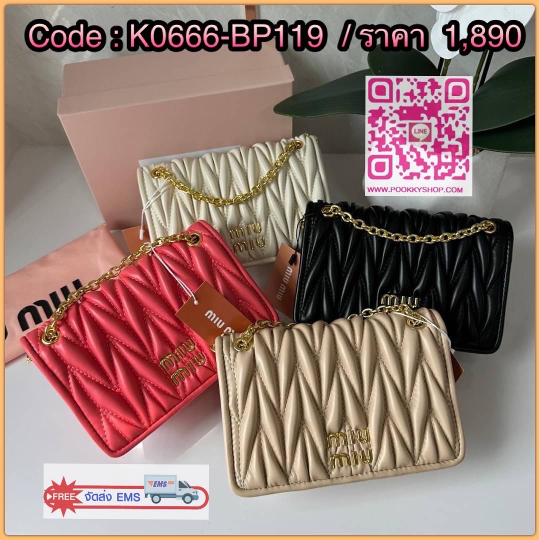 Miu Miu Woman’S Bag Chain Mini bag 🔅กระเป๋ามินิรูปทรงสี่เหลี่ยมวัสดุหนังNappa มีความนุ่มมือและเงางาม 🔅โดดเด่นด้วยตัวอักษรโลโก้สีทอง 🔅สายสะพายแบบโซ่ทองสลับถอดสายไม่ได้ แต่สามารถปรับสายสะพายโดยม้วนสายเข้าด้านใน สะพายยาวและสะพายโซ่คู่