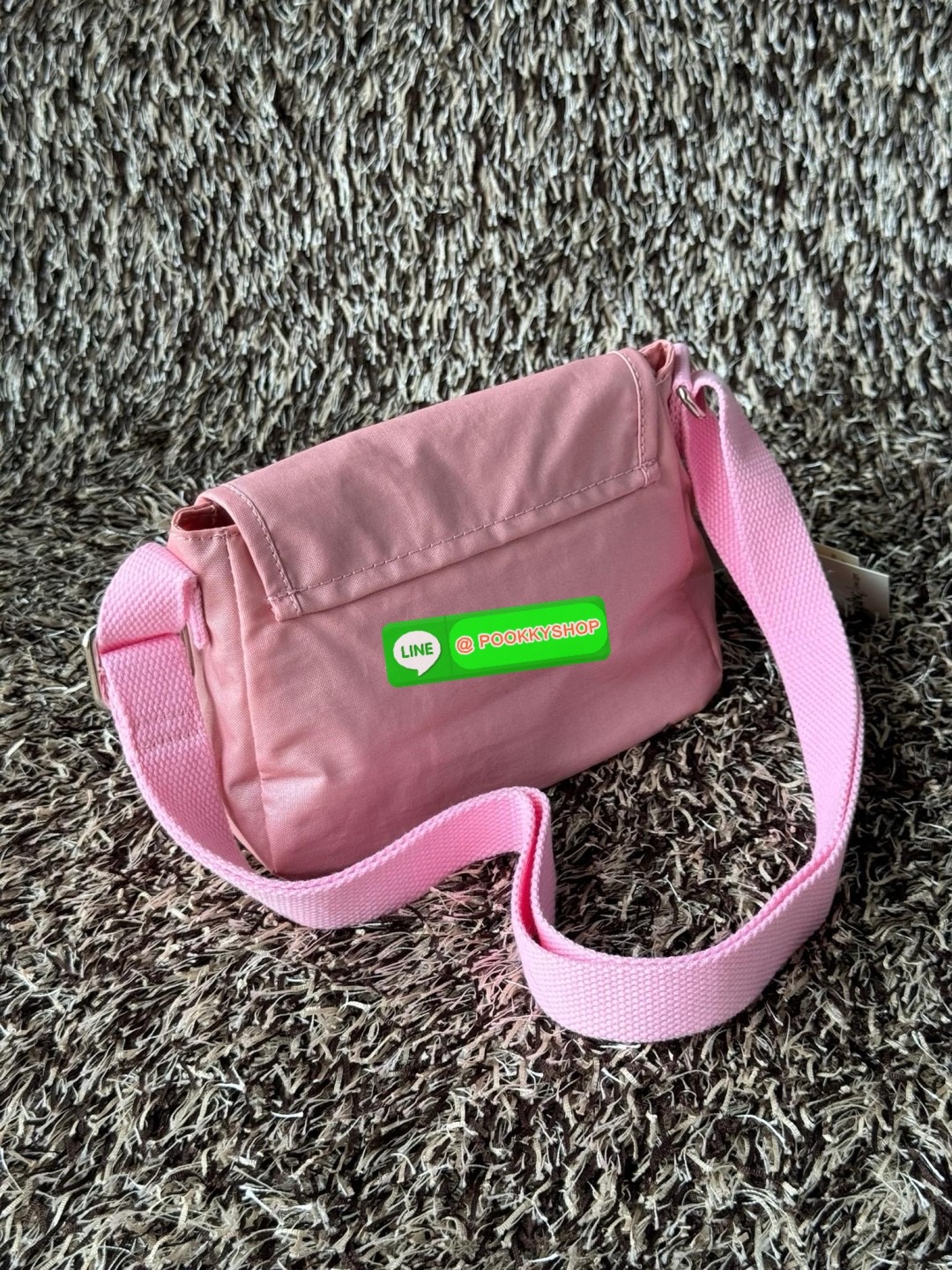 Kipling Sabian Crossbody Mini Bag (AC8280) เป็นอีกหนึ่งกระเป๋าขนาดกะทัดรัด สามารถจัดเก็บของได้เป็นระเบียบ และใส่สิ่งของจำเป็นได้มากกว่าที่คิด โดยมีช่องใส่ของมากมายทั้งด้านหน้า 1 ช่อง ด้านในของกระเป๋า 2 ช่อง อีกทั้งสายสะพายยังสามารถปรับความสั้นยาวได้ตามต้อ