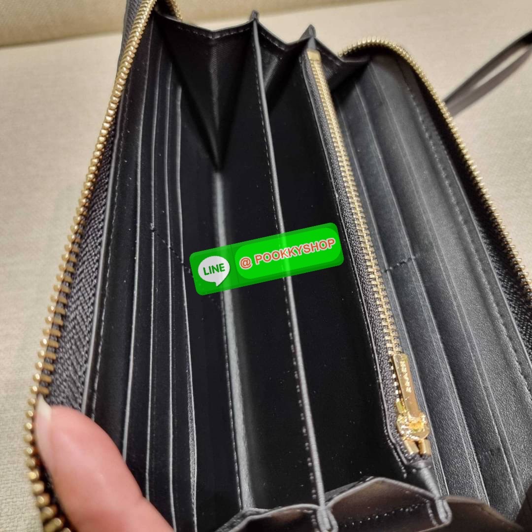 COACH C7360 LONG ZIP AROUND WALLET IN SIGNATURE LEATHER พร้อมเสิร์ฟความเลิศหรู ไม่ต้องรอพรีฯ ใหม่ล่าสุด กระเป๋าสตางค์ใบยาวกึ่งคล้องมือ สีคลาสสิค ขายดี ถือใช้คือขับผิวสุด!! วัสดุหนังแท้ปั๊มลายนูนสวยคม มาพร้อมสายคล้องมือ ถอดออกได้ ภายในใส่บัตรได้เยอะ มีช่อง